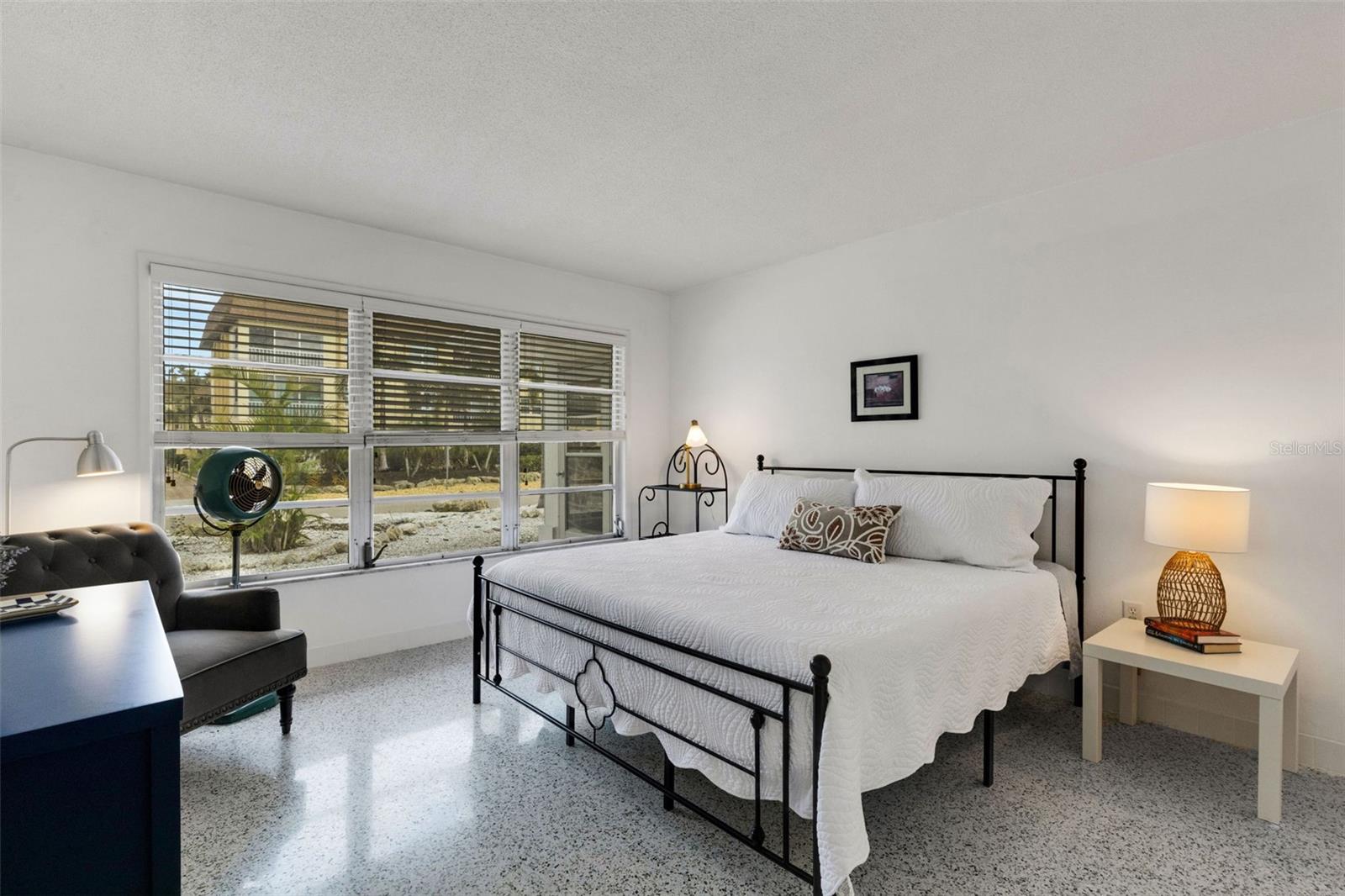 Listing photo id 13 for 531 Granada Avenue