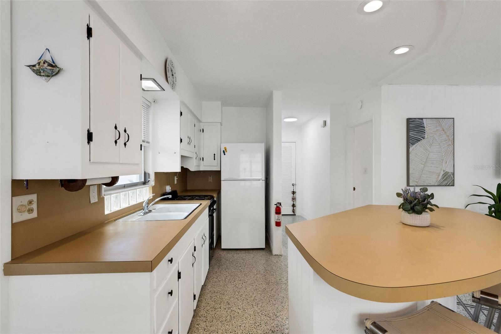 Listing photo id 31 for 531 Granada Avenue