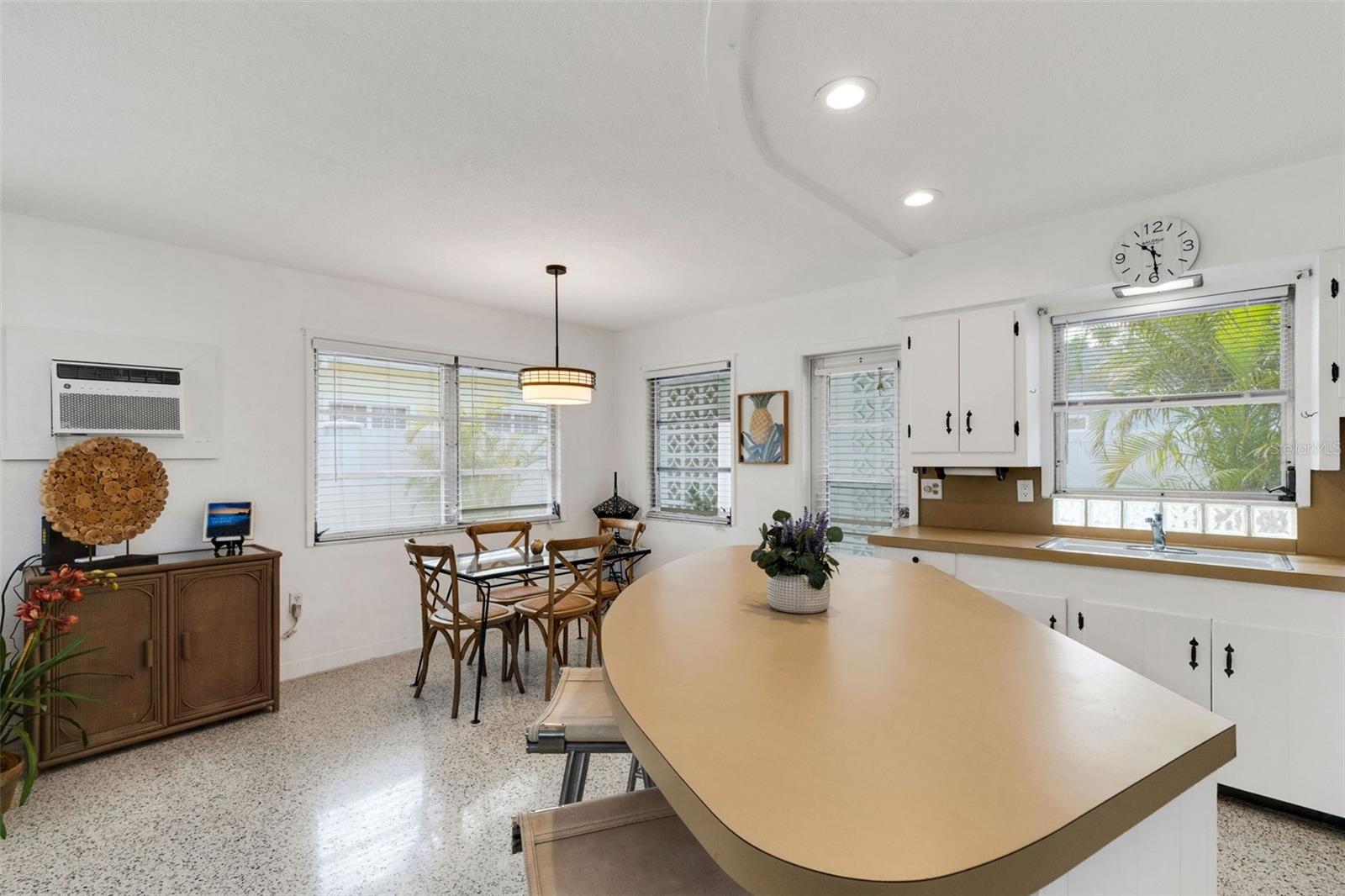 Listing photo id 32 for 531 Granada Avenue