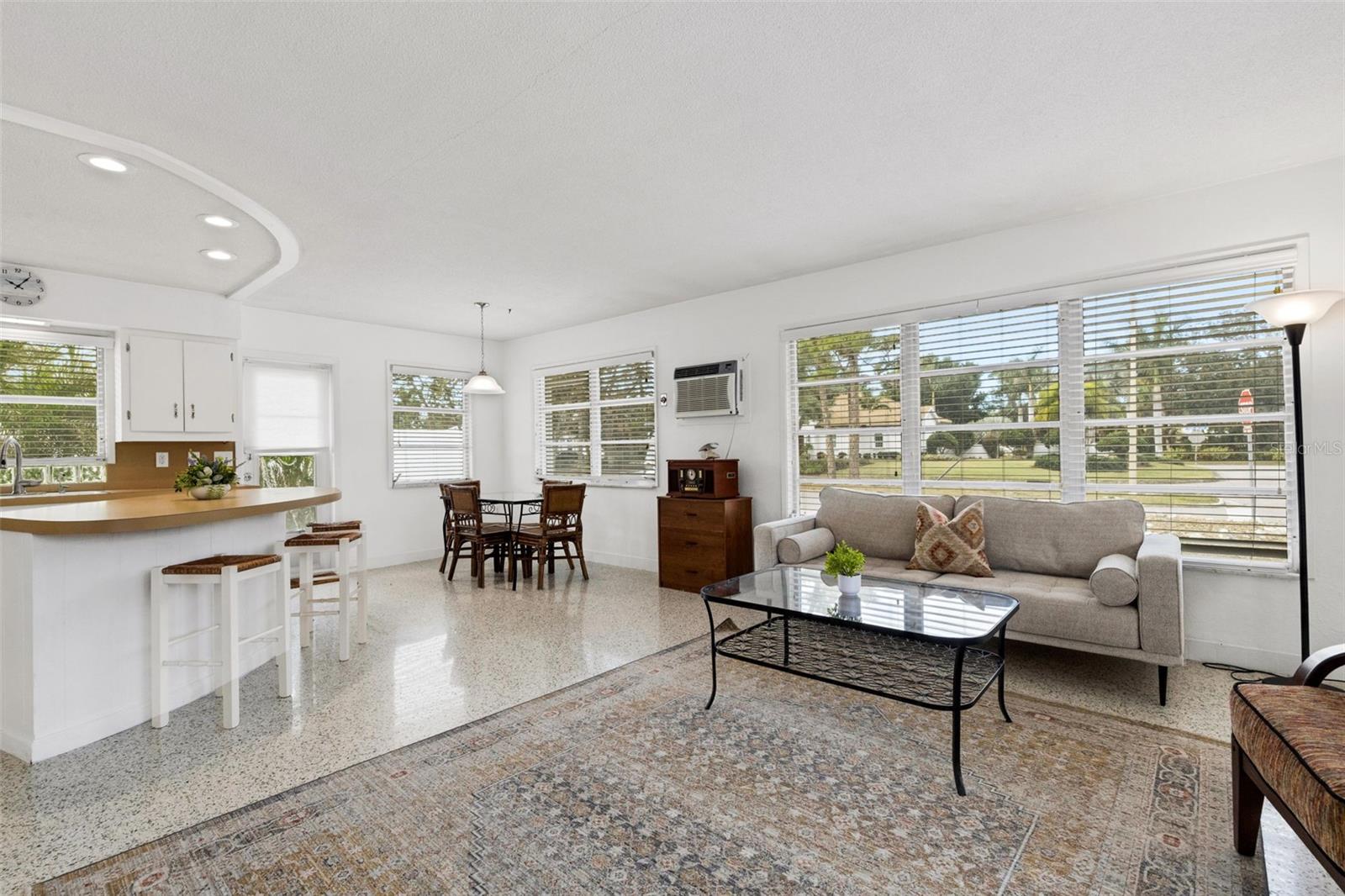 Listing photo id 3 for 531 Granada Avenue