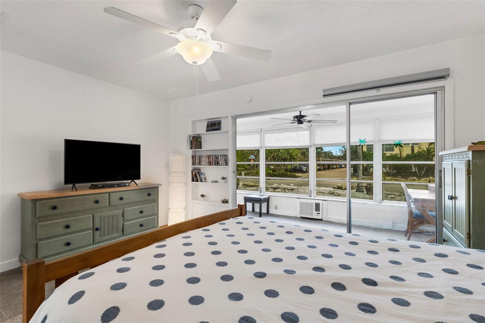 Listing photo id 53 for 531 Granada Avenue