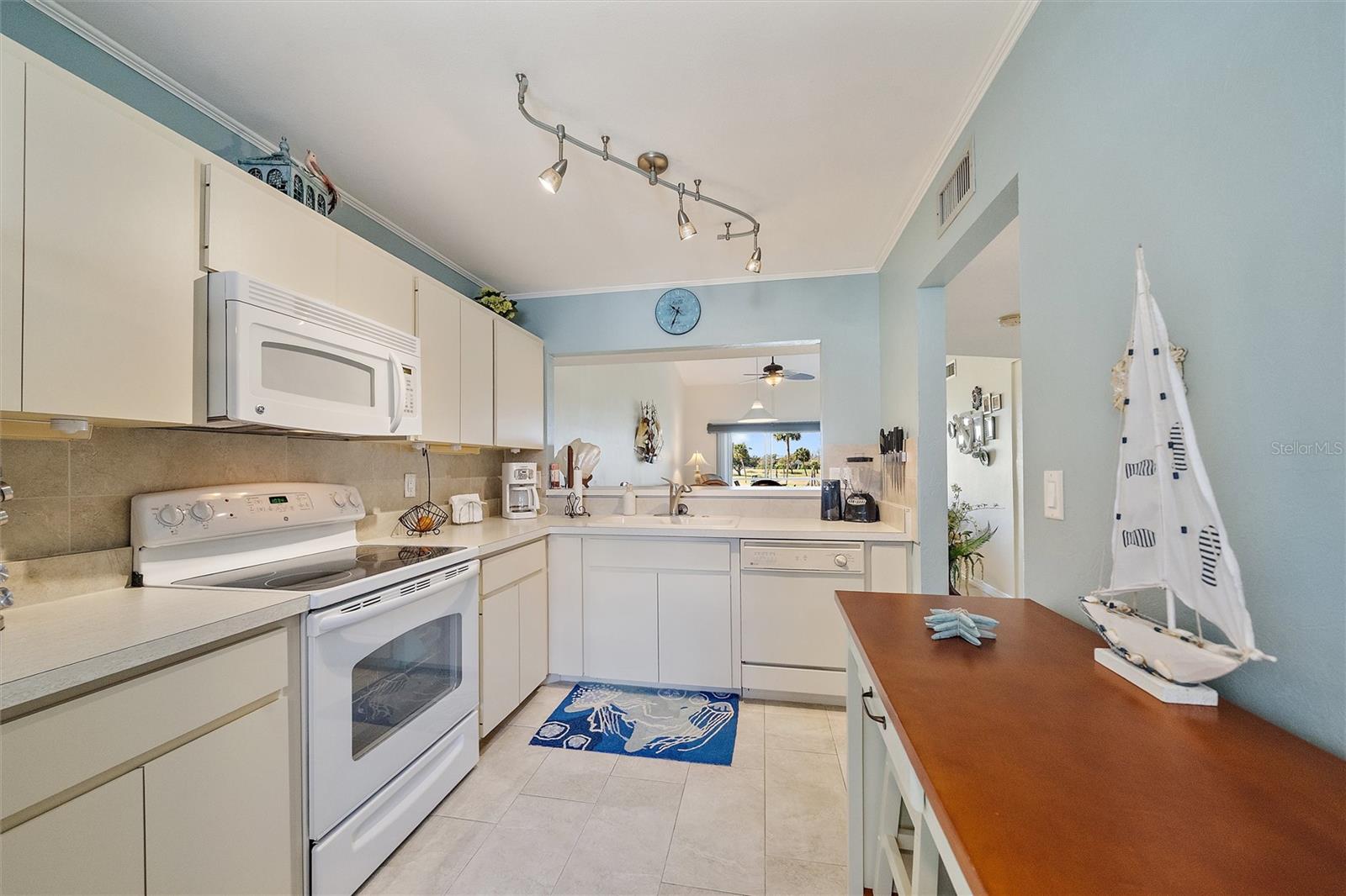 Image 4 of 32 For 758 Village Circle 207