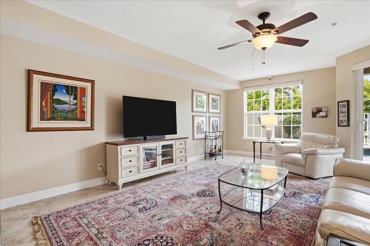 Listing photo id 11 for 702 Granada Avenue 7