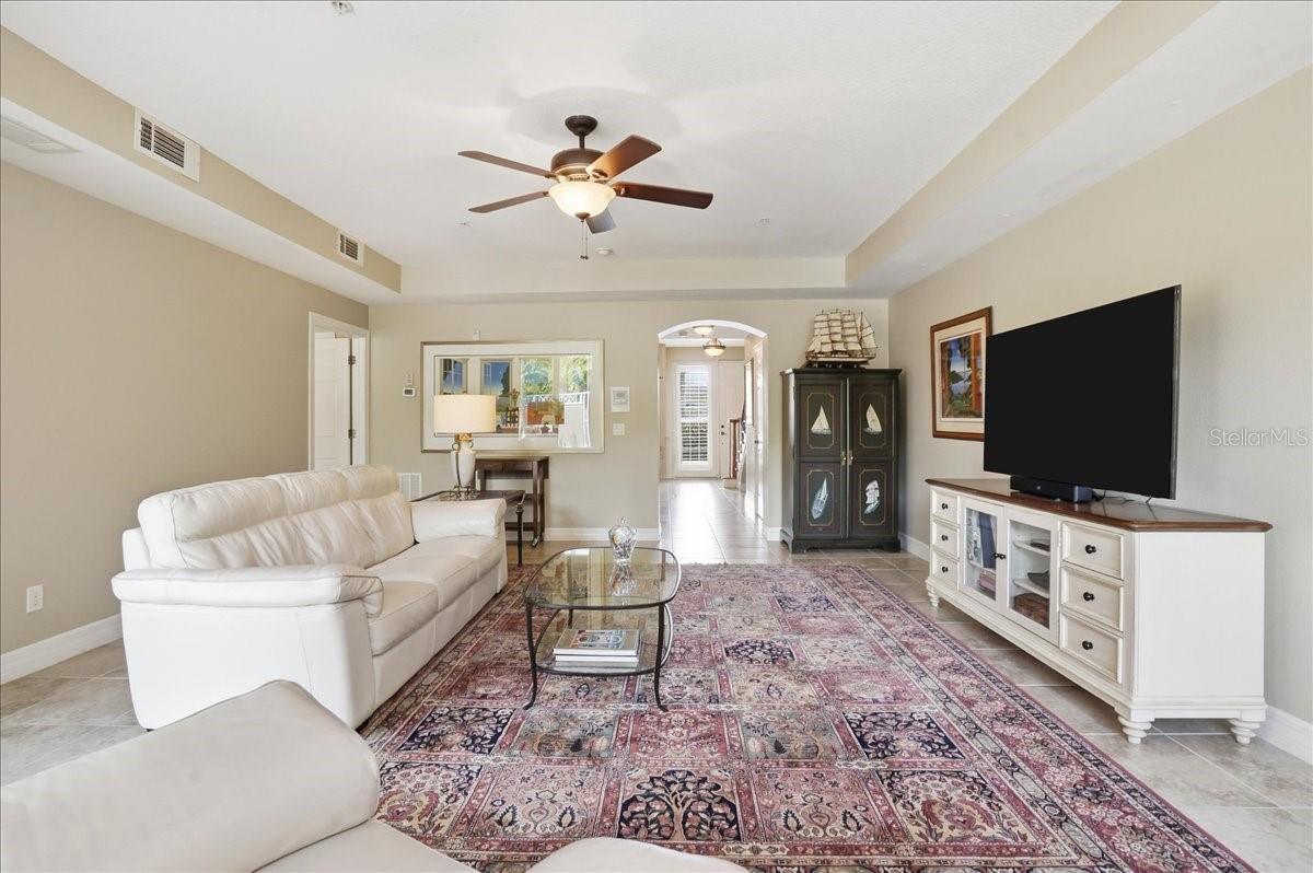 Listing photo id 12 for 702 Granada Avenue 7