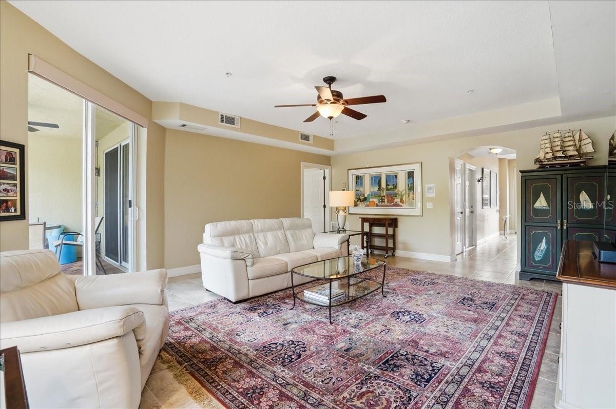 Listing photo id 15 for 702 Granada Avenue 7