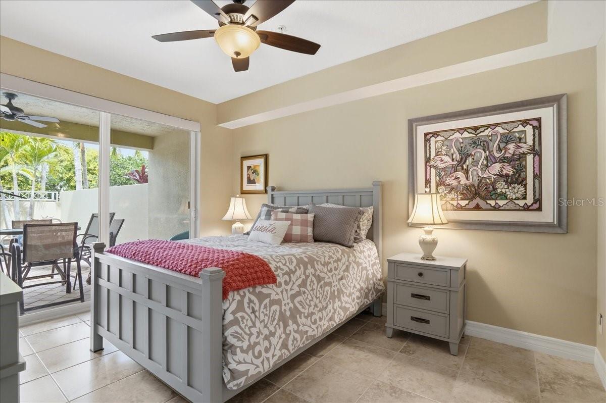 Listing photo id 16 for 702 Granada Avenue 7