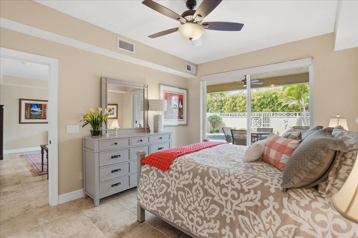 Listing photo id 18 for 702 Granada Avenue 7