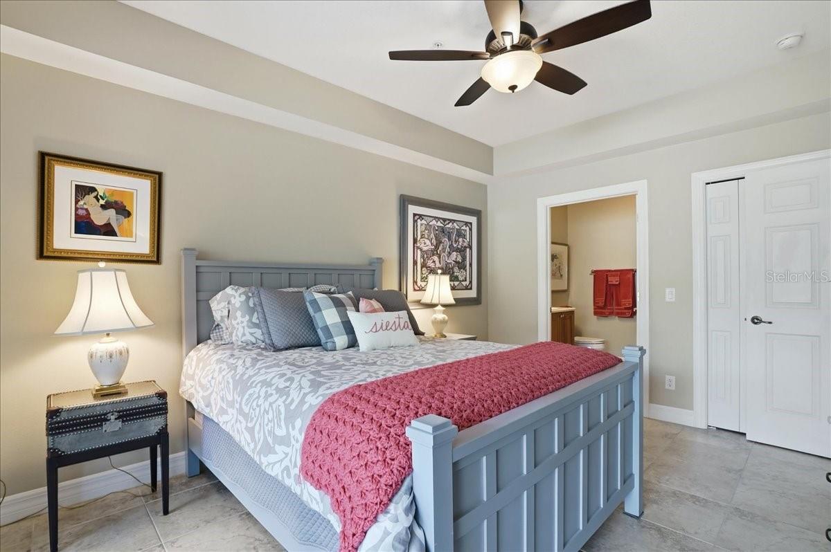 Listing photo id 19 for 702 Granada Avenue 7