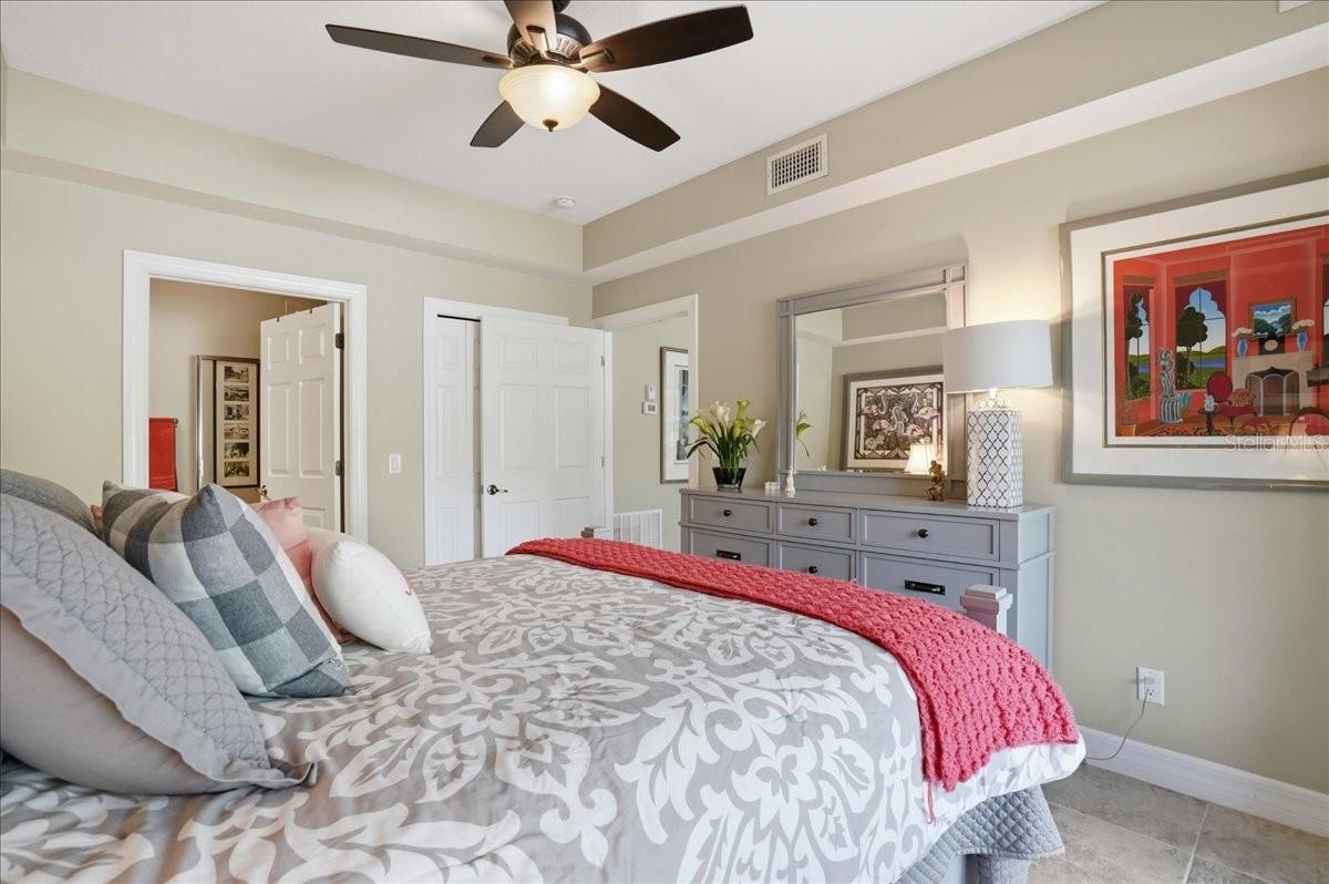 Listing photo id 20 for 702 Granada Avenue 7