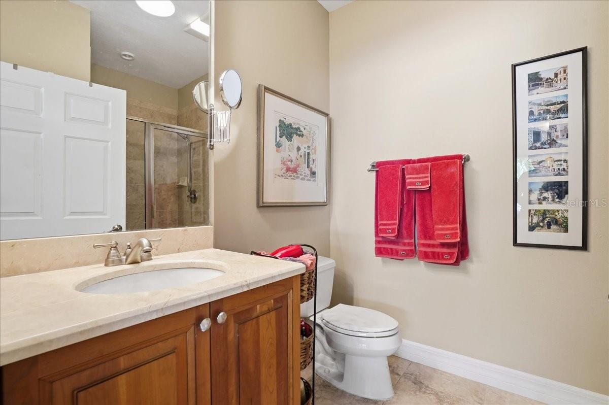 Listing photo id 21 for 702 Granada Avenue 7