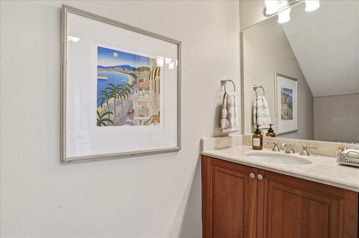 Listing photo id 22 for 702 Granada Avenue 7