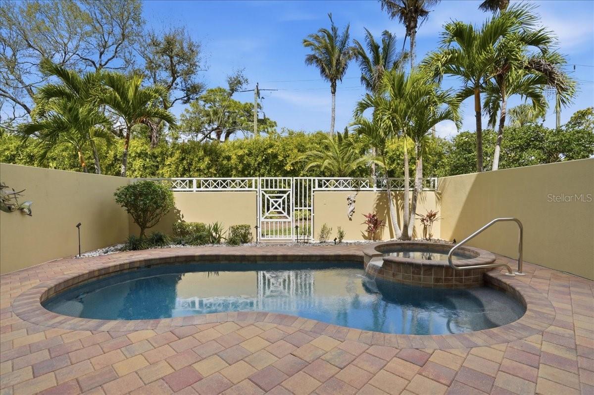 Listing photo id 24 for 702 Granada Avenue 7