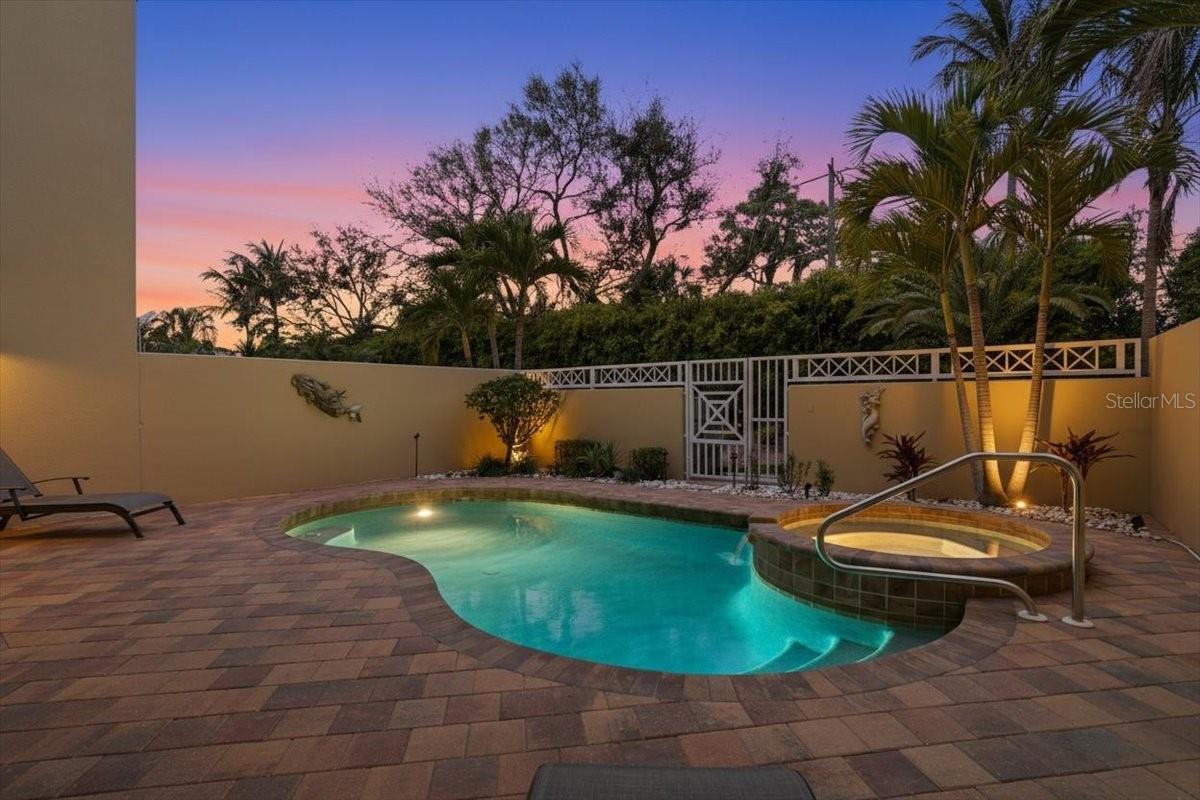 Listing photo id 27 for 702 Granada Avenue 7