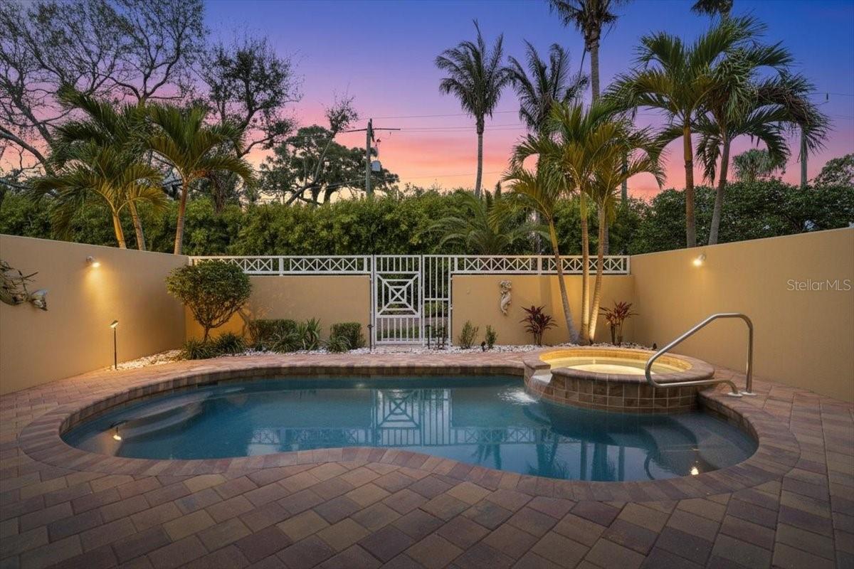 Listing photo id 29 for 702 Granada Avenue 7