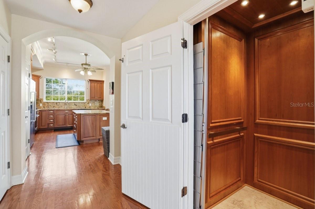 Listing photo id 31 for 702 Granada Avenue 7