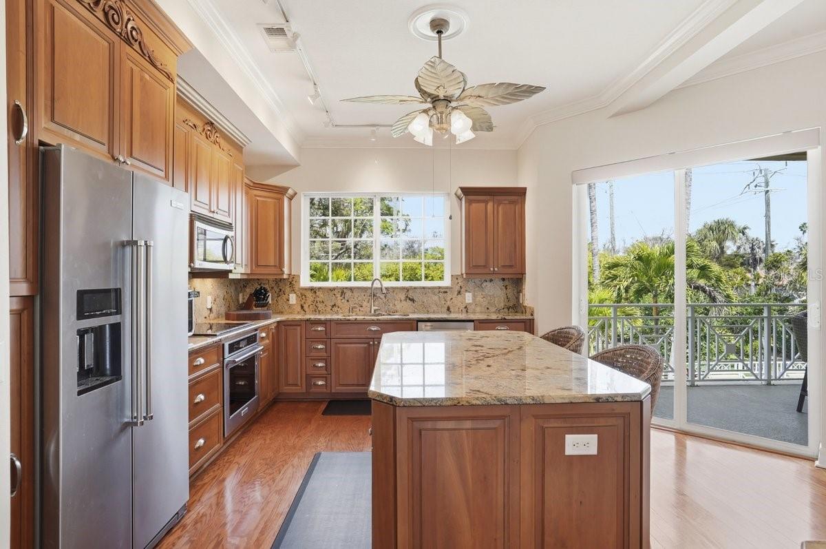 Listing photo id 32 for 702 Granada Avenue 7