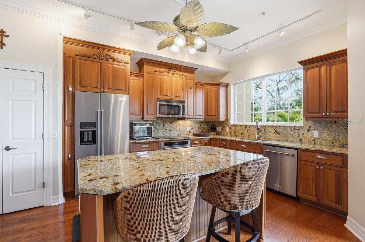 Listing photo id 33 for 702 Granada Avenue 7