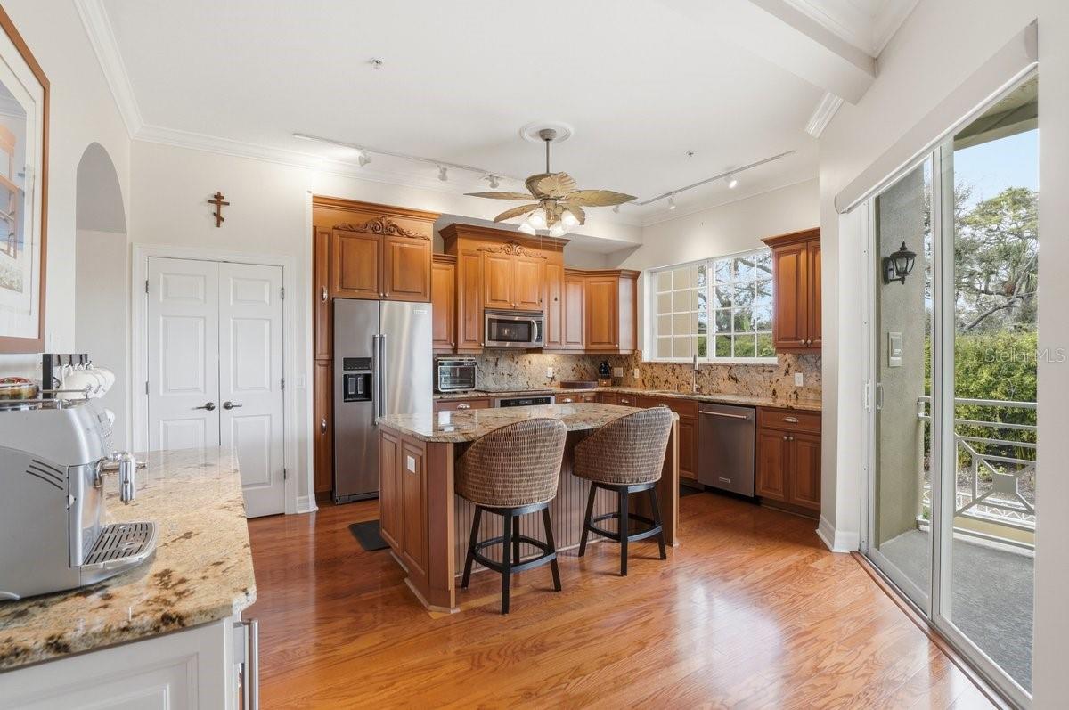 Listing photo id 34 for 702 Granada Avenue 7