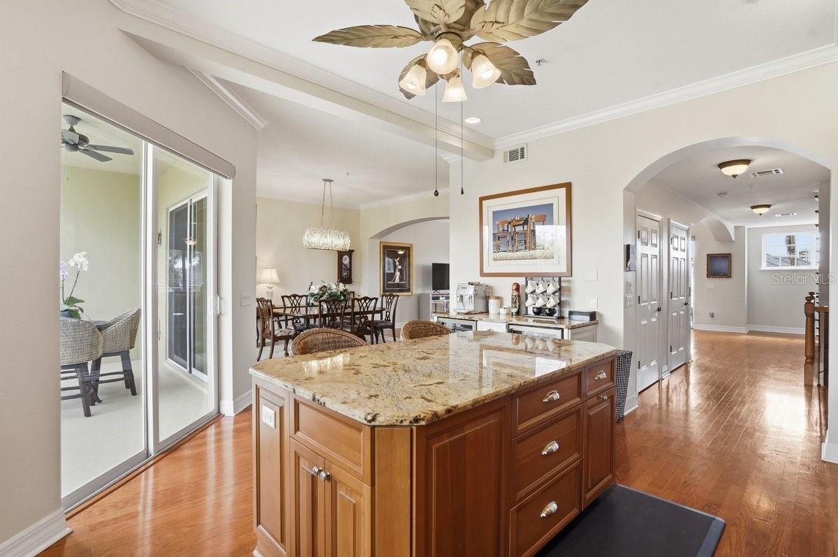 Listing photo id 35 for 702 Granada Avenue 7