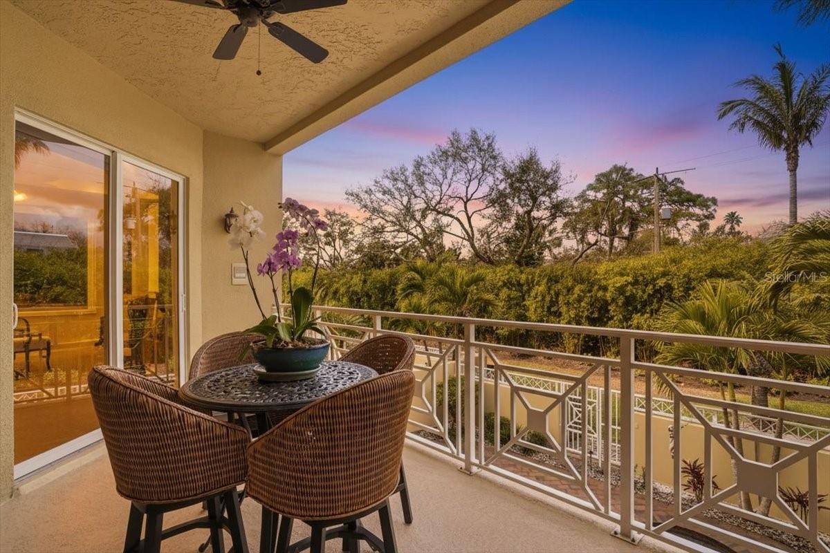 Listing photo id 37 for 702 Granada Avenue 7