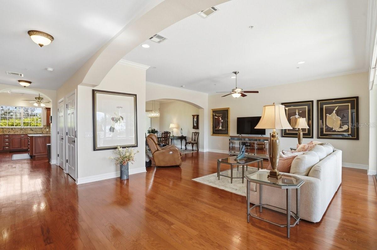 Listing photo id 41 for 702 Granada Avenue 7