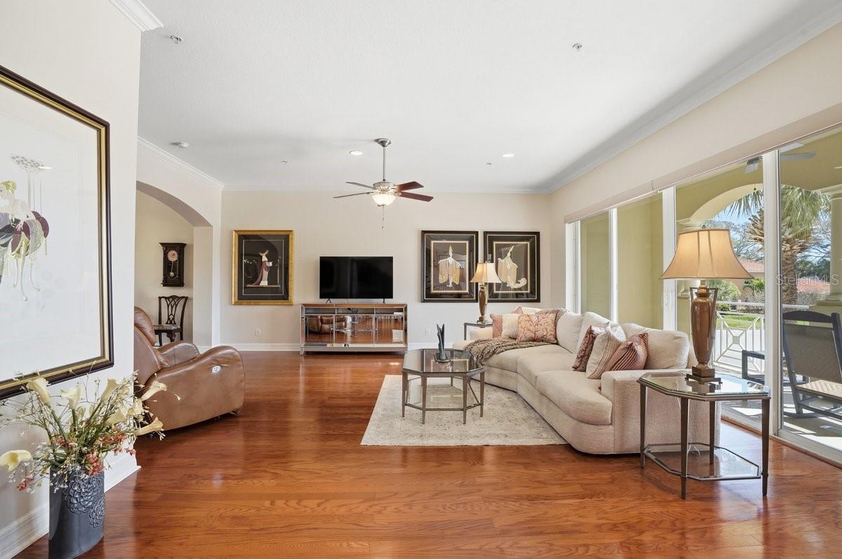 Listing photo id 42 for 702 Granada Avenue 7