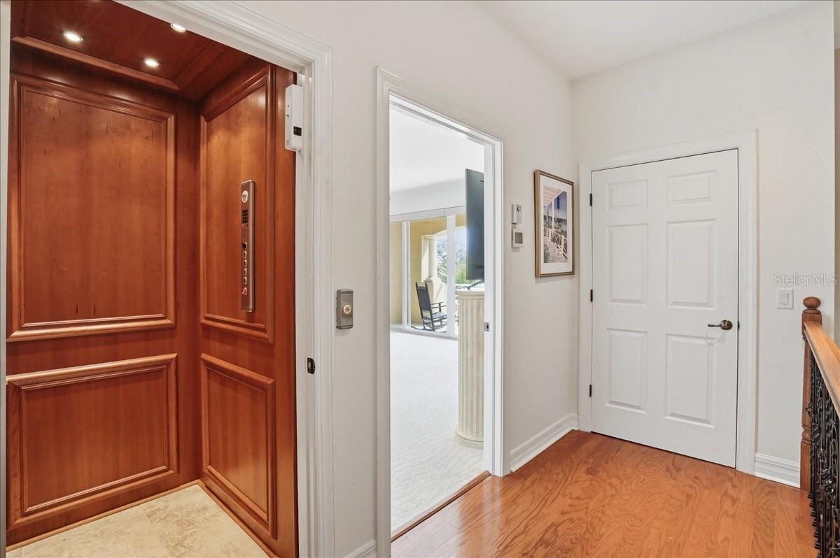 Listing photo id 46 for 702 Granada Avenue 7