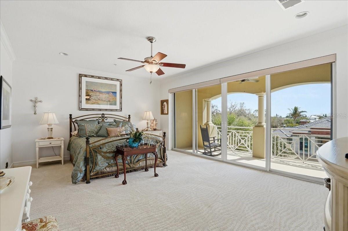 Listing photo id 48 for 702 Granada Avenue 7