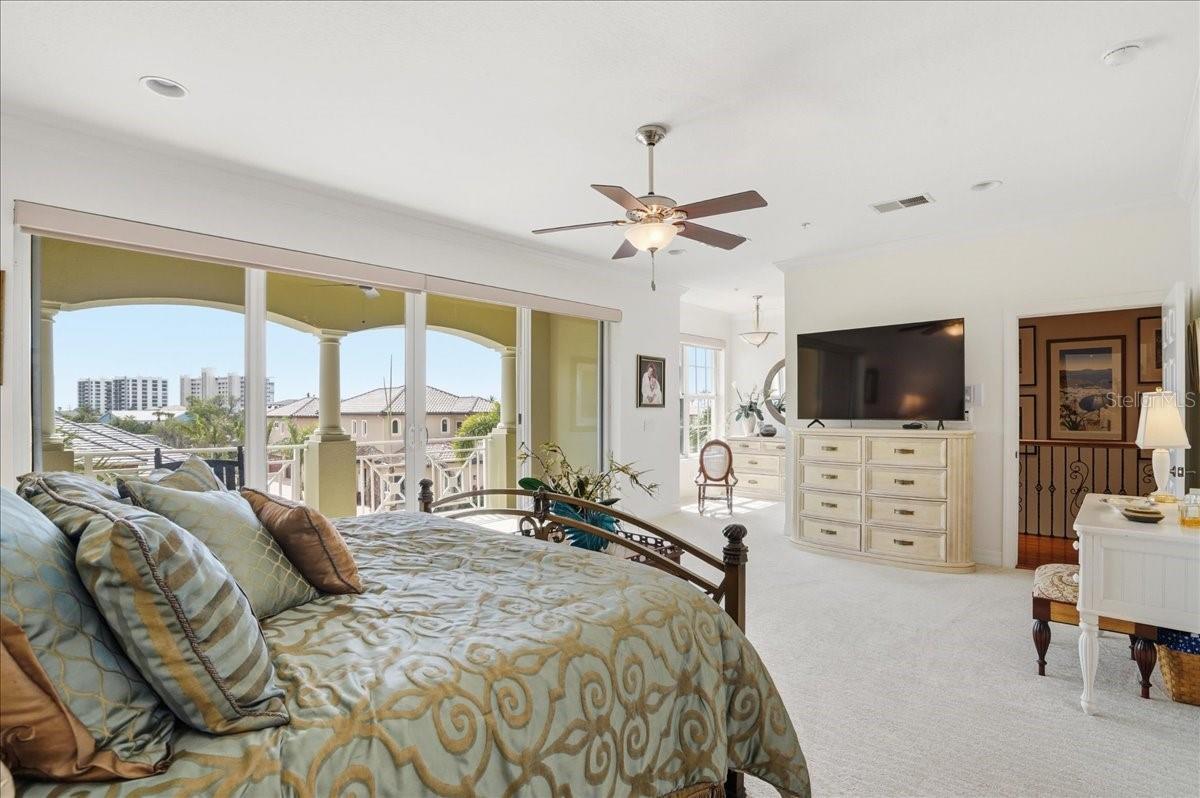 Listing photo id 49 for 702 Granada Avenue 7