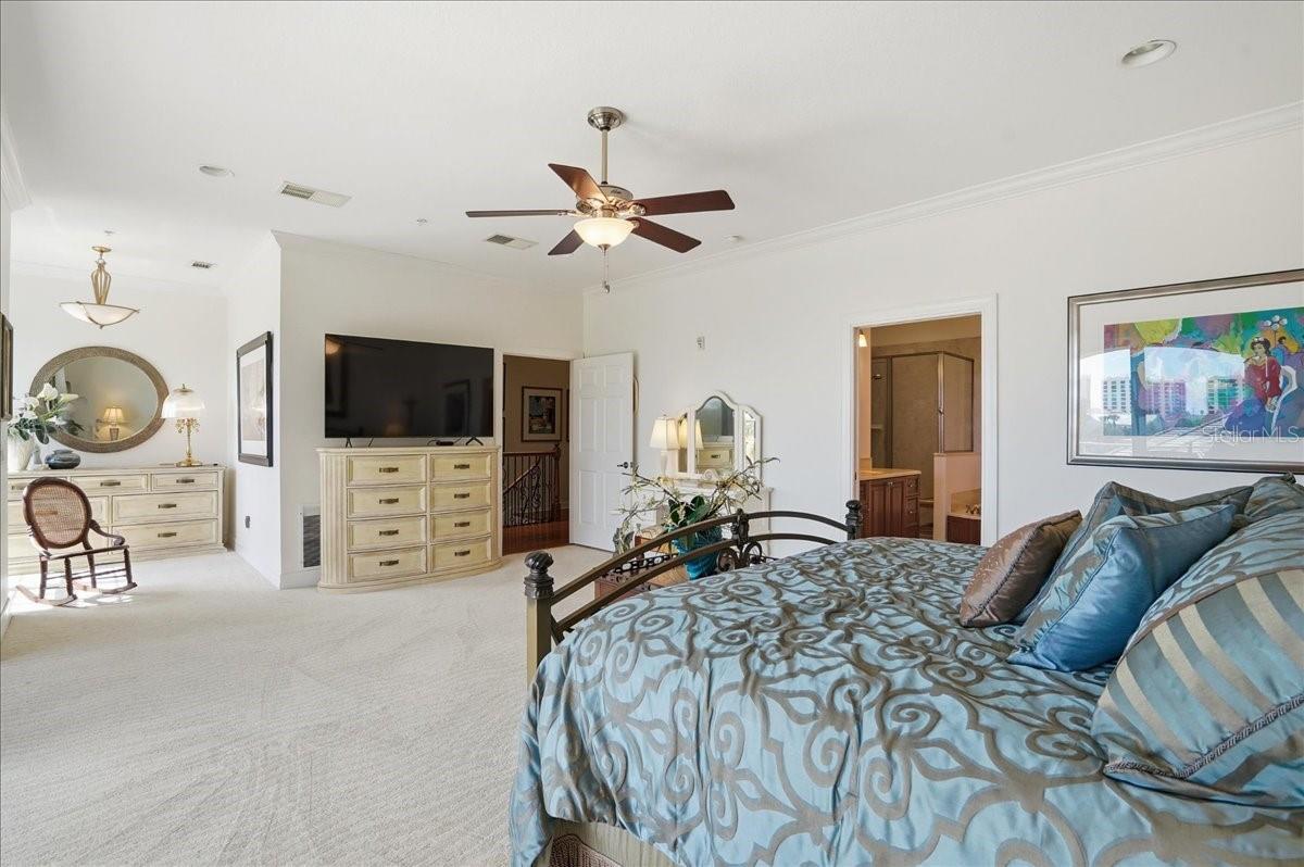 Listing photo id 51 for 702 Granada Avenue 7