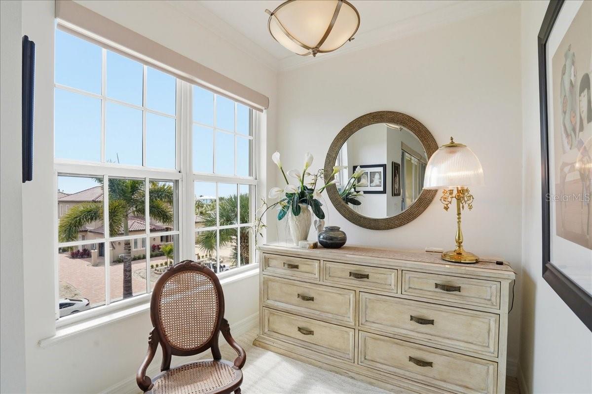 Listing photo id 52 for 702 Granada Avenue 7