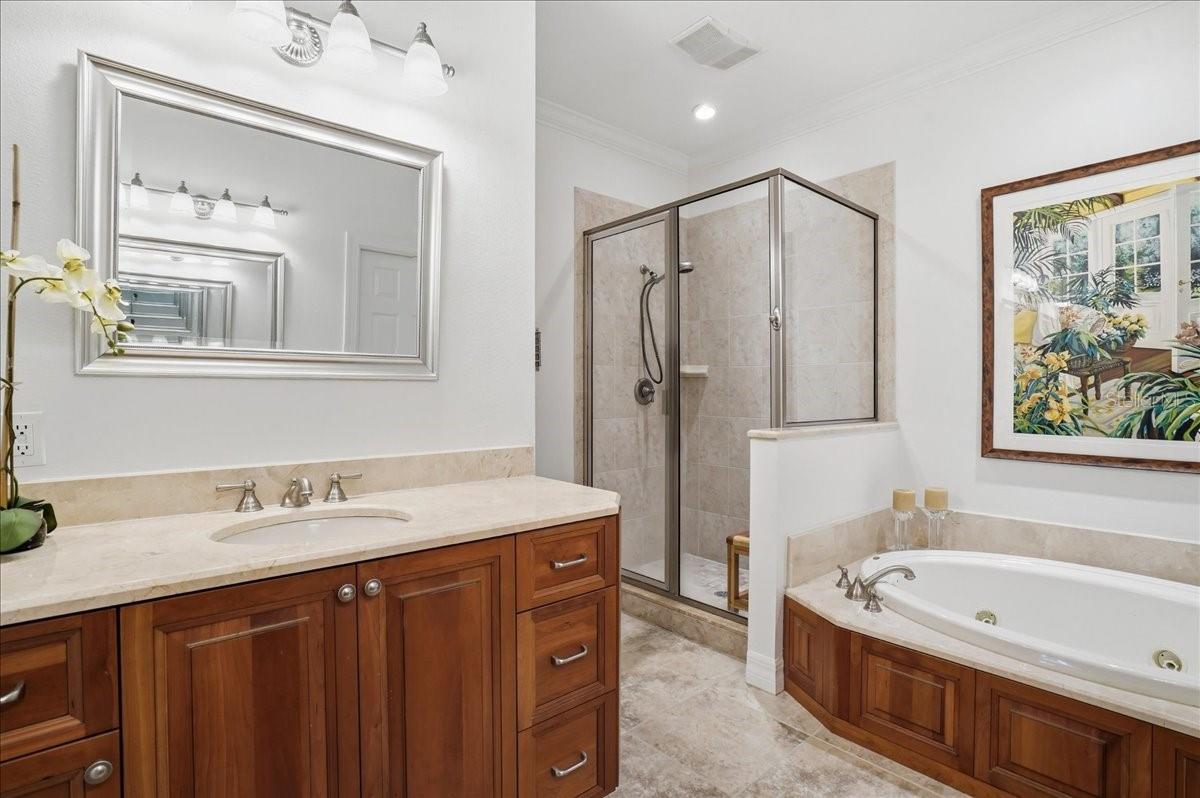 Listing photo id 54 for 702 Granada Avenue 7