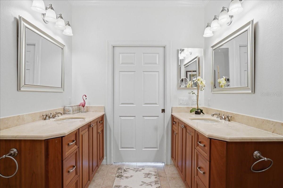 Listing photo id 55 for 702 Granada Avenue 7