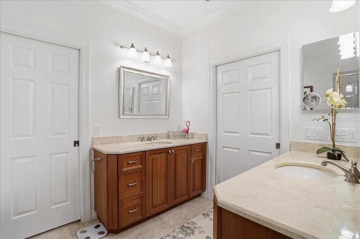 Listing photo id 56 for 702 Granada Avenue 7