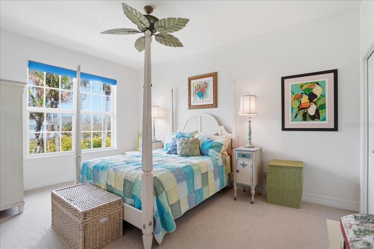 Listing photo id 57 for 702 Granada Avenue 7