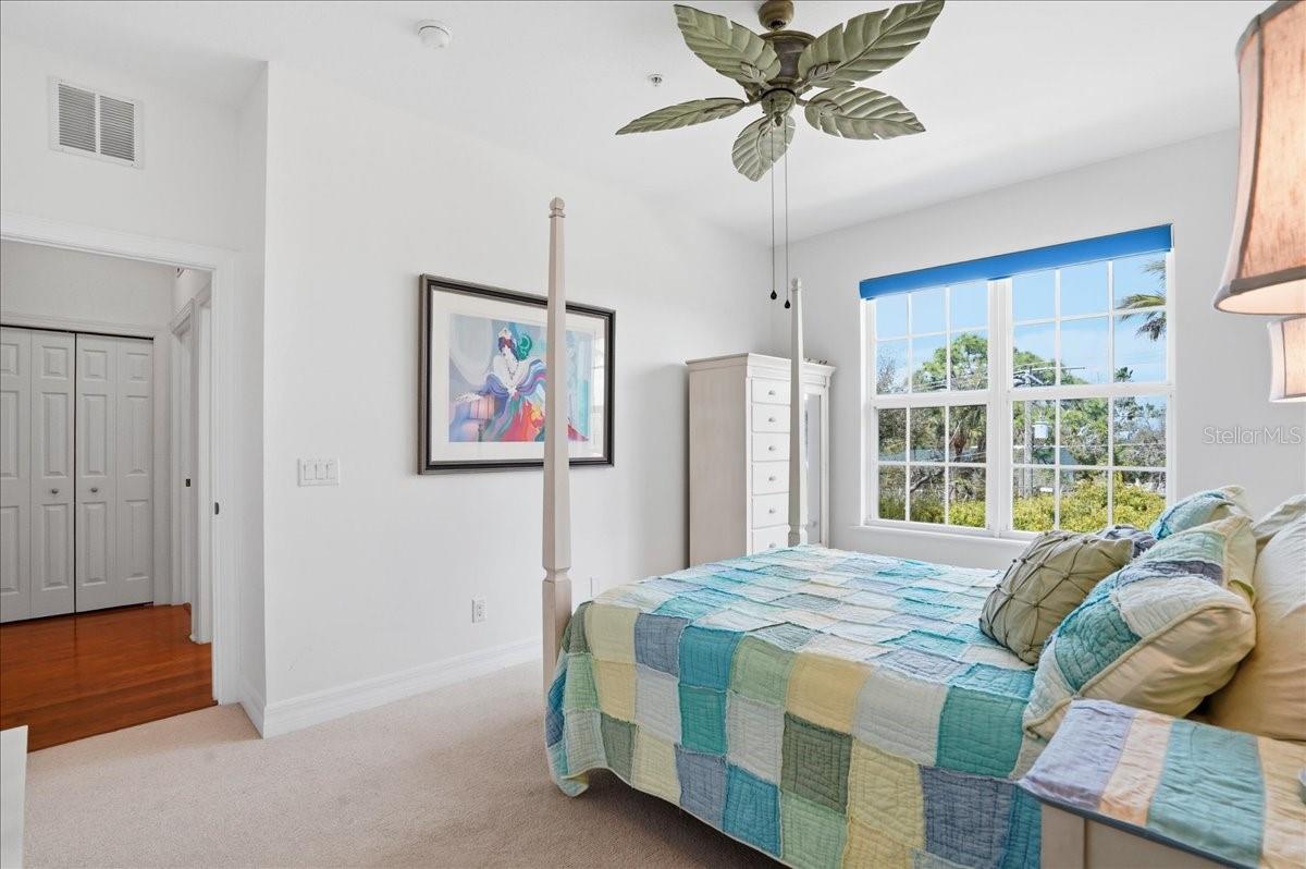 Listing photo id 58 for 702 Granada Avenue 7