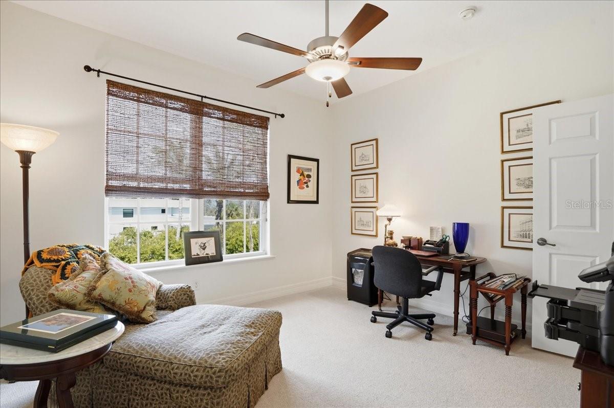 Listing photo id 61 for 702 Granada Avenue 7