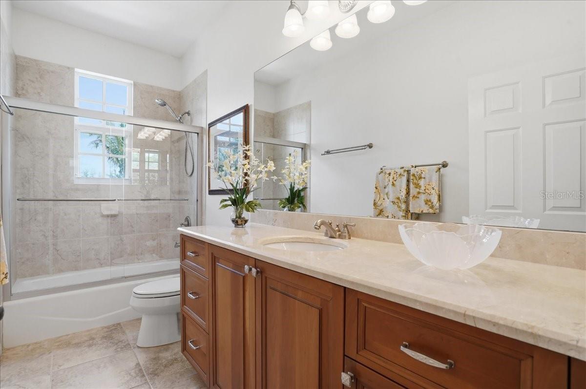 Listing photo id 62 for 702 Granada Avenue 7