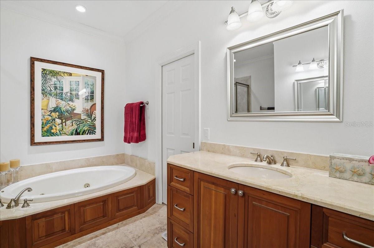 Listing photo id 63 for 702 Granada Avenue 7