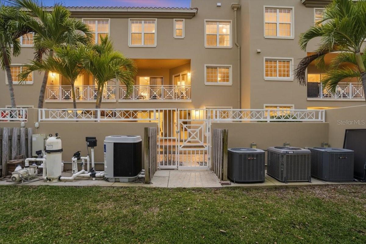 Listing photo id 67 for 702 Granada Avenue 7