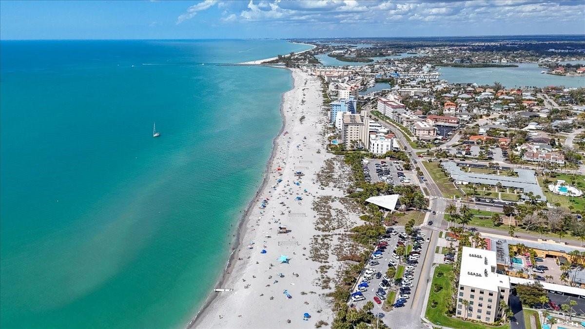 Listing photo id 73 for 702 Granada Avenue 7