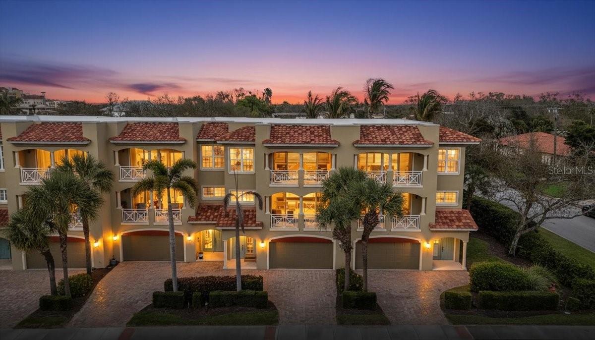 Listing photo id 74 for 702 Granada Avenue 7