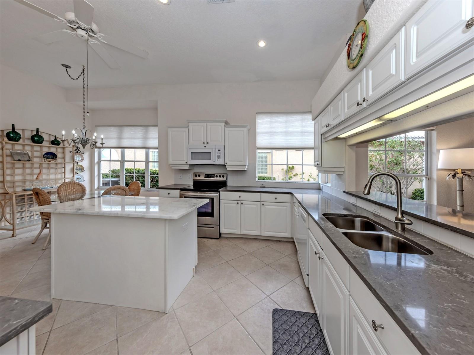 Image 14 of 79 For 338 Saint George Court 11