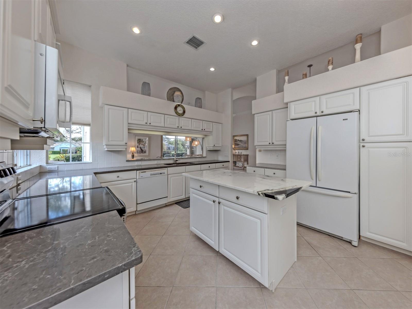 Image 17 of 79 For 338 Saint George Court 11