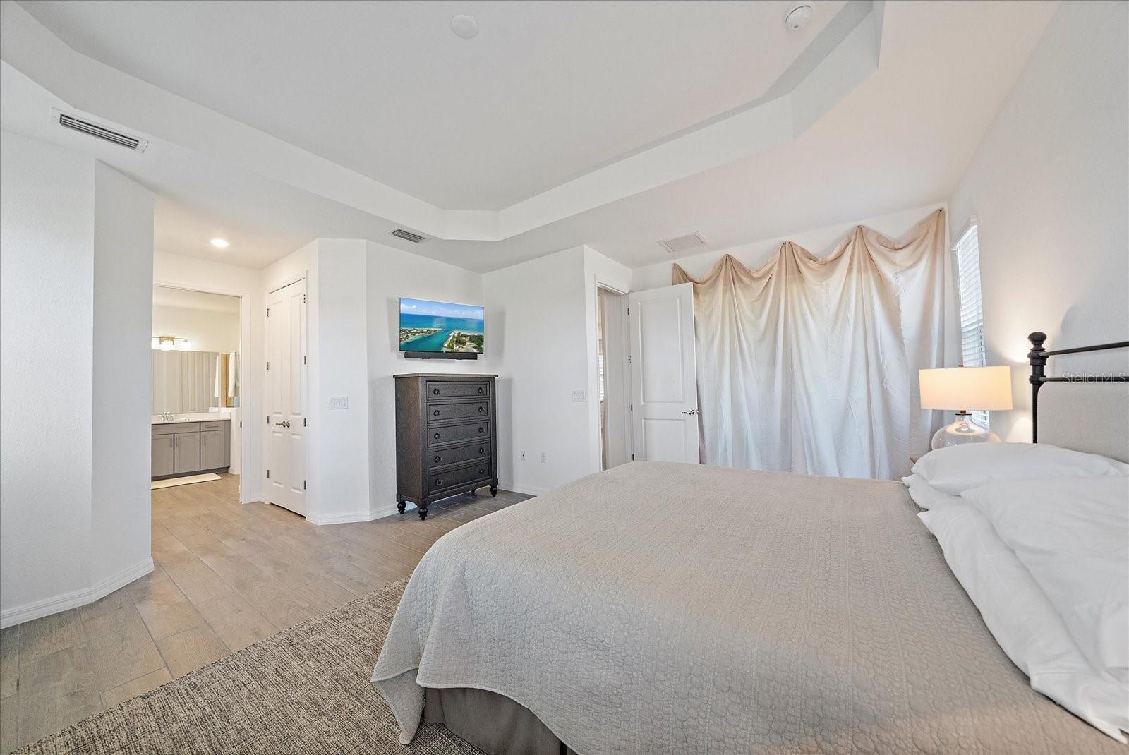 Listing photo id 17 for 17552 Santorini Court