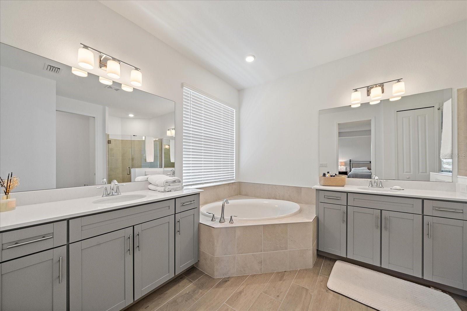 Listing photo id 18 for 17552 Santorini Court