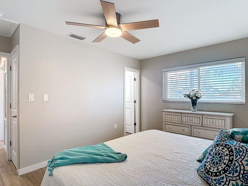 Image 18 of 35 For 1977 Beach Road 44