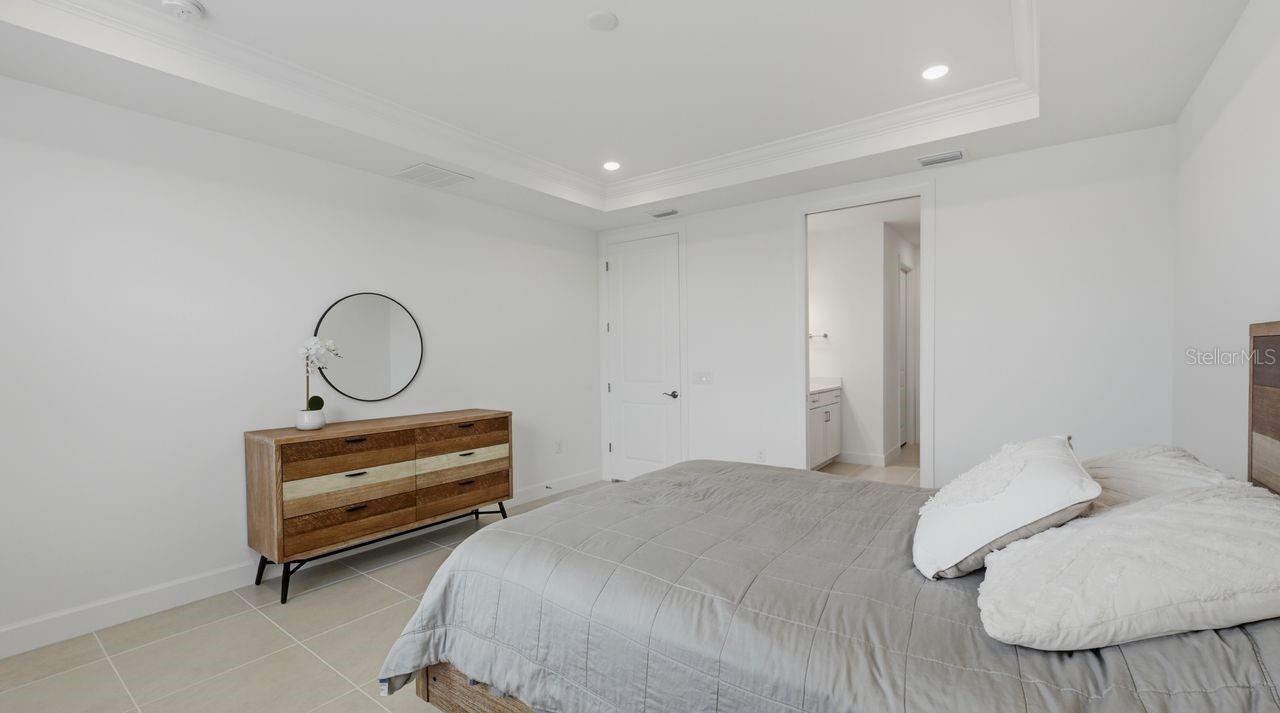 Image 19 of 66 For 4400 Lakeside Grove Place