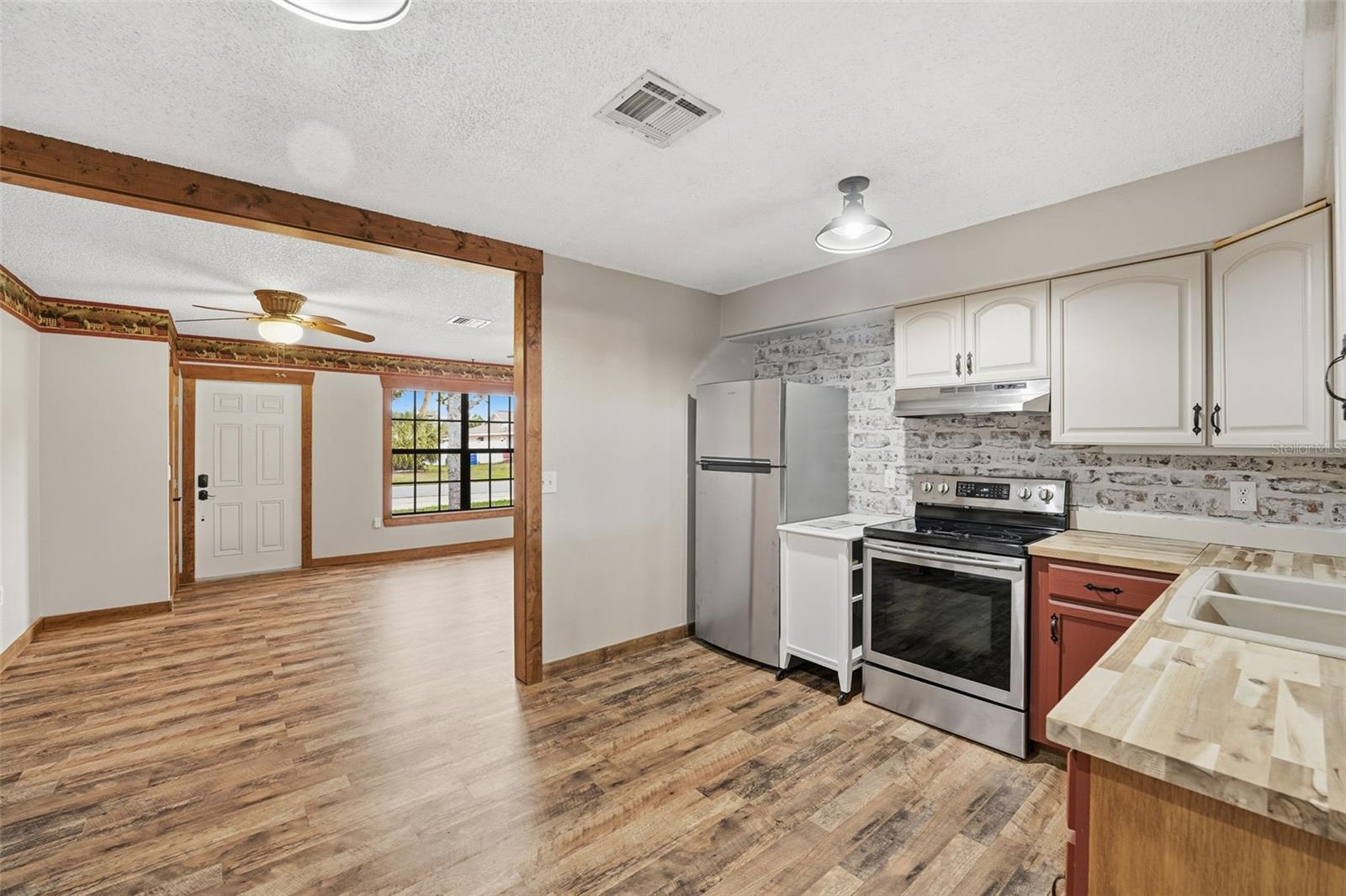 Image 11 of 70 For 121 Crane Rd