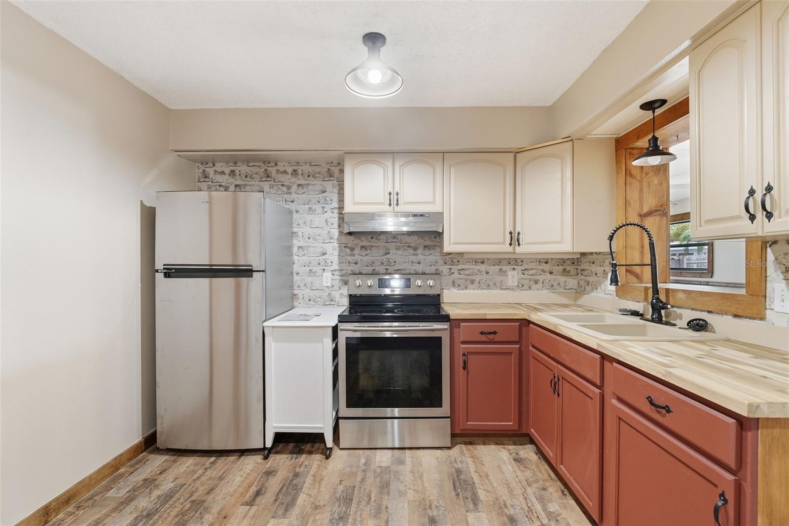 Image 12 of 70 For 121 Crane Rd